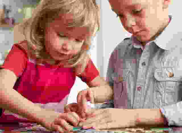 Kinder beim Puzzeln unterstützen